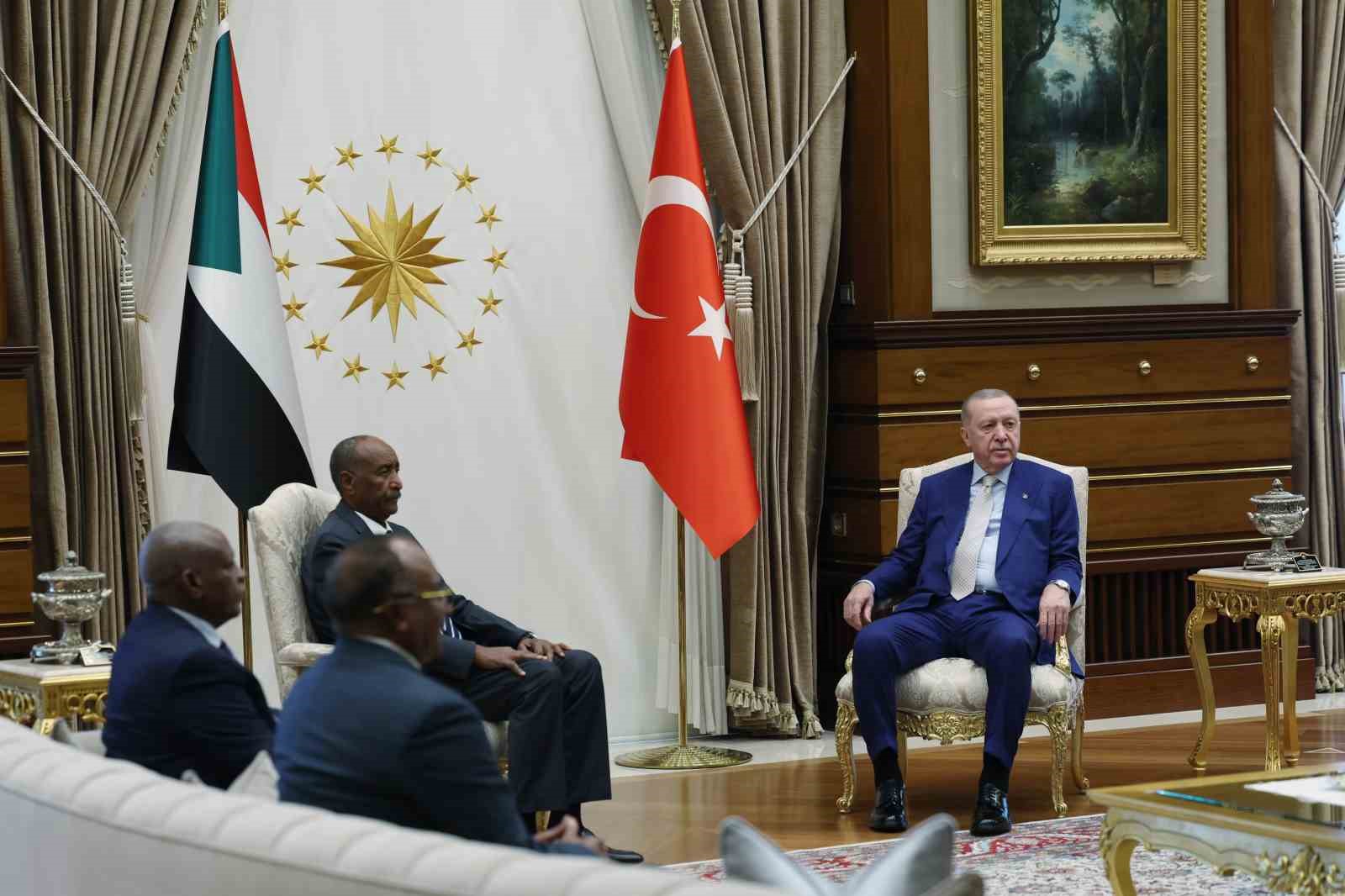 cumhurbaskani erdogan sudan egemenlik konseyi baskani el burhan ile gorustu 3 vlGpHnAB