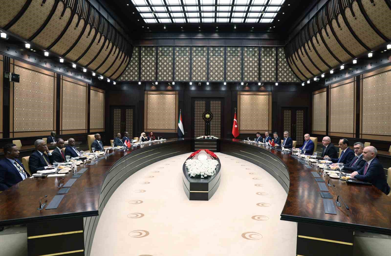 cumhurbaskani erdogan sudan egemenlik konseyi baskani el burhan ile gorustu 4 cCI975TX