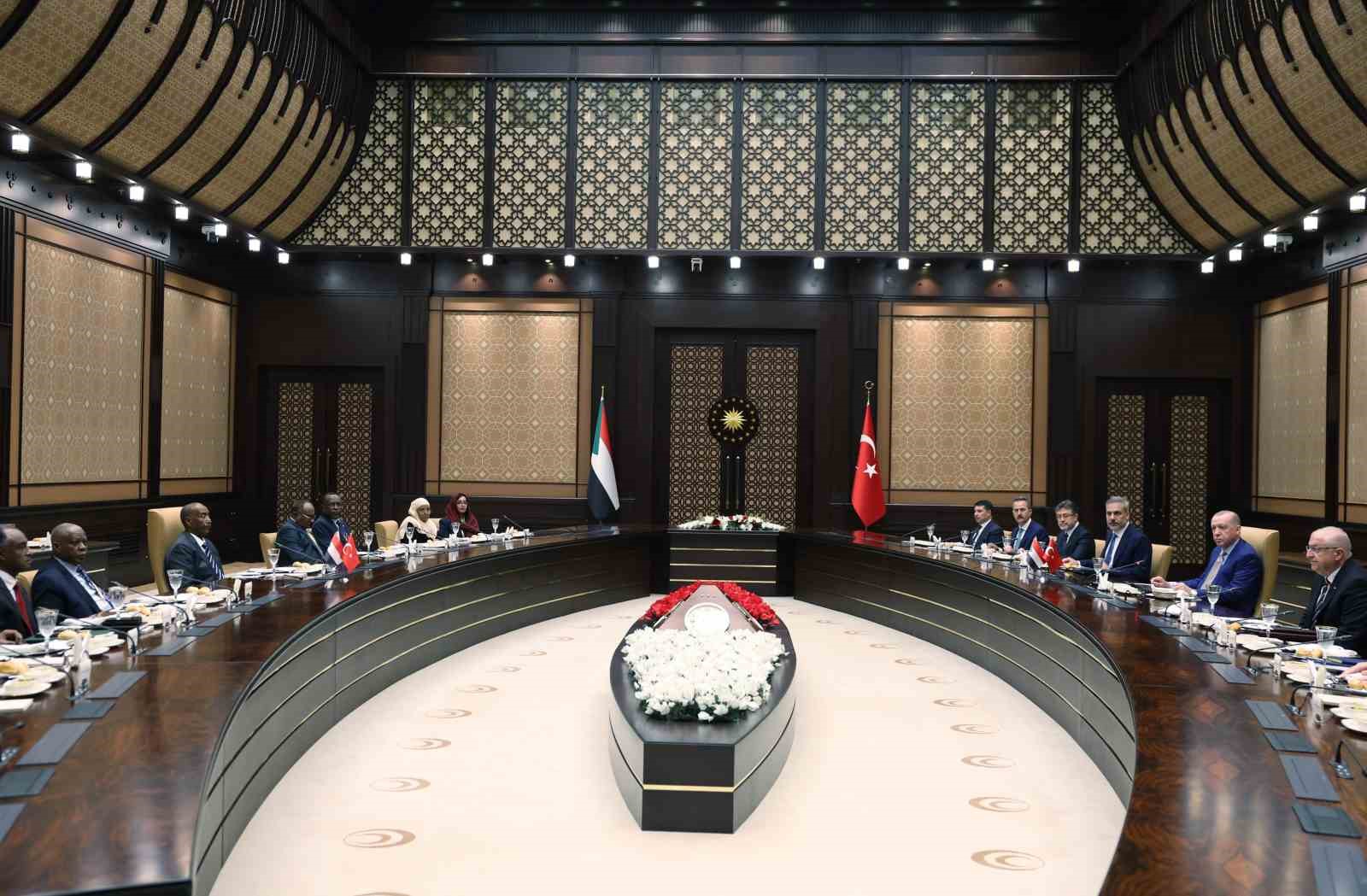 cumhurbaskani erdogan sudan egemenlik konseyi baskani el burhan ile gorustu 5 Q39sYiya