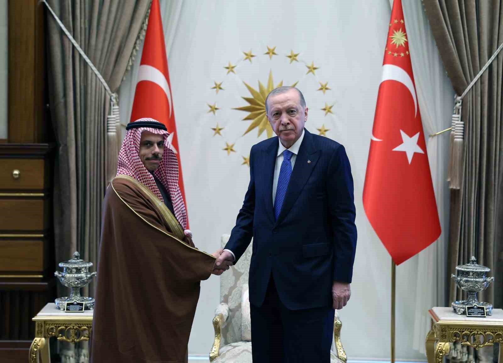 Cumhurbaşkanı Erdoğan, Suudi Arabistan Dışişleri Bakanı Ferhan’ı kabul etti 4 cumhurbaskani erdogan suudi arabistan disisleri bakani ferhani kabul etti 0 PTFYCwWL