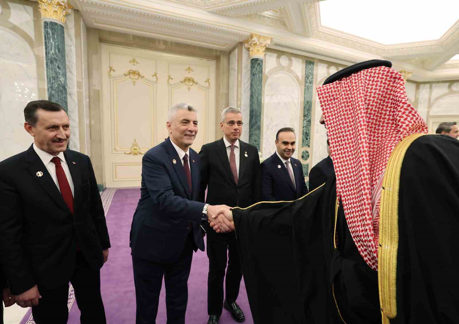cumhurbaskani erdogan suudi arabistanda resmi torenle karsilandi 14 bG371dDg