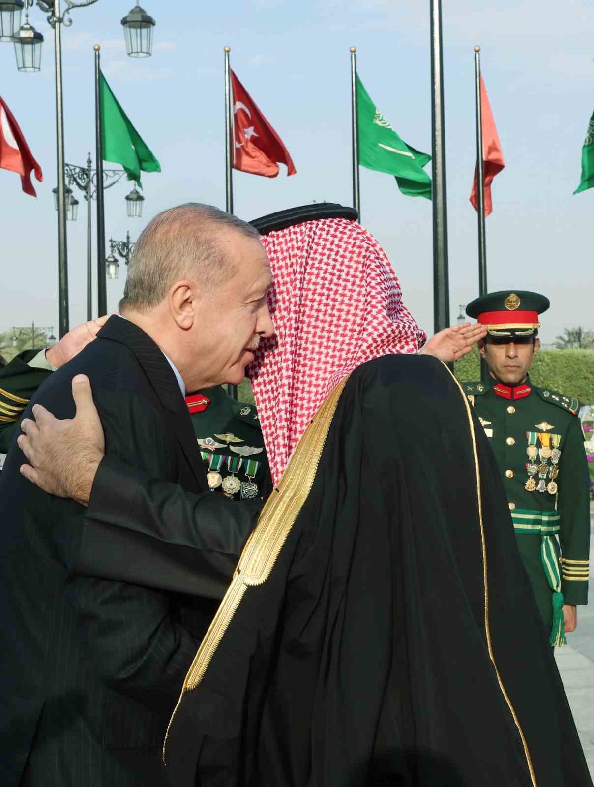 cumhurbaskani erdogan suudi arabistanda resmi torenle karsilandi 20 lIjuc5h1