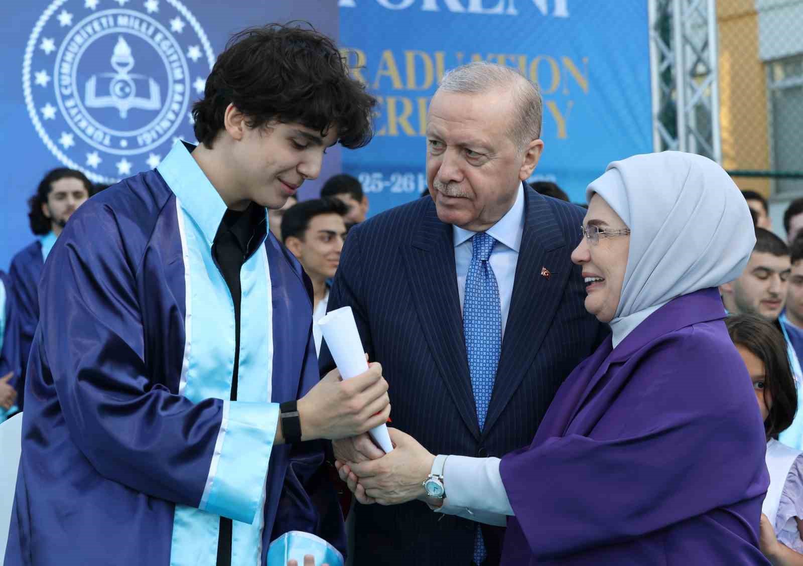 cumhurbaskani erdogan torunu omer tayyip erdogana diplomasini takdim etti 1