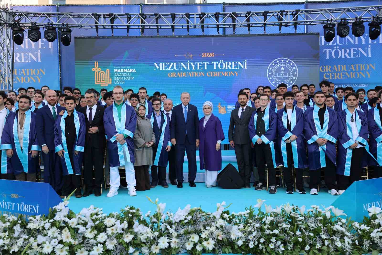 cumhurbaskani erdogan torunu omer tayyip erdogana diplomasini takdim etti 2 DjTddbUt
