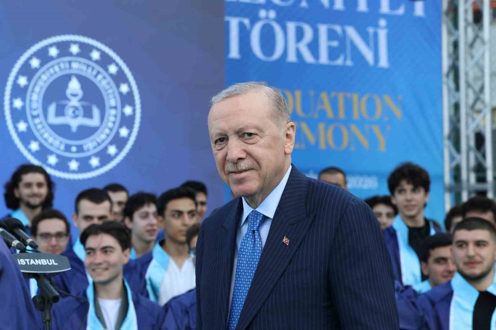 cumhurbaskani erdogan torunu omer tayyip erdogana diplomasini takdim etti 3 sPhzPVU5