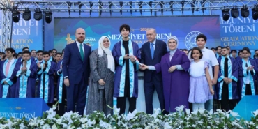 cumhurbaskani-erdogan-torunu-omer-tayyip-erdogana-diplomasini-takdim-etti-GLf1utqf.jpg