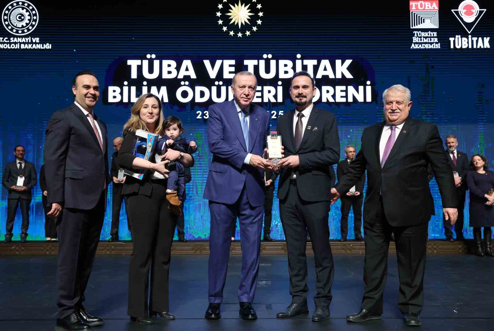 Cumhurbaşkanı Erdoğan: "Türkiye bölgesinin veri üssü konumuna gelecektir" 15 cumhurbaskani erdogan turkiye bolgesinin veri ussu konumuna gelecektir 11 wE8V1Y3e