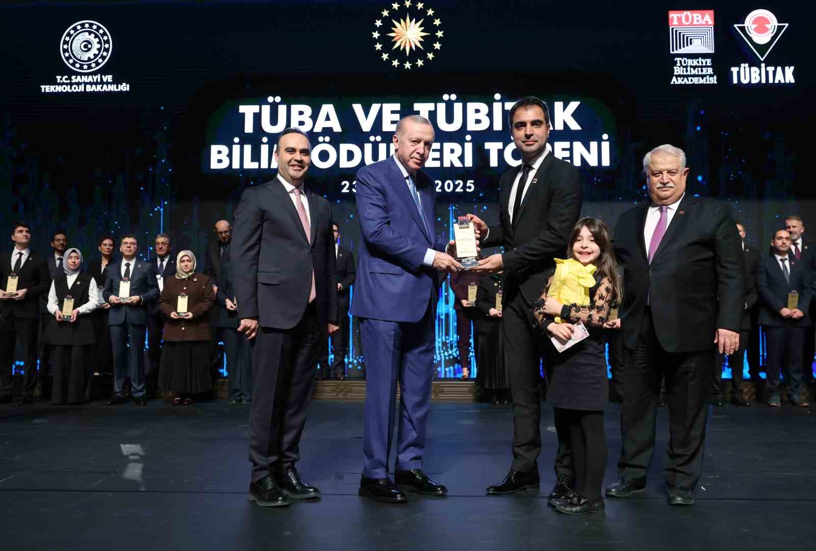 Cumhurbaşkanı Erdoğan: "Türkiye bölgesinin veri üssü konumuna gelecektir" 17 cumhurbaskani erdogan turkiye bolgesinin veri ussu konumuna gelecektir 13
