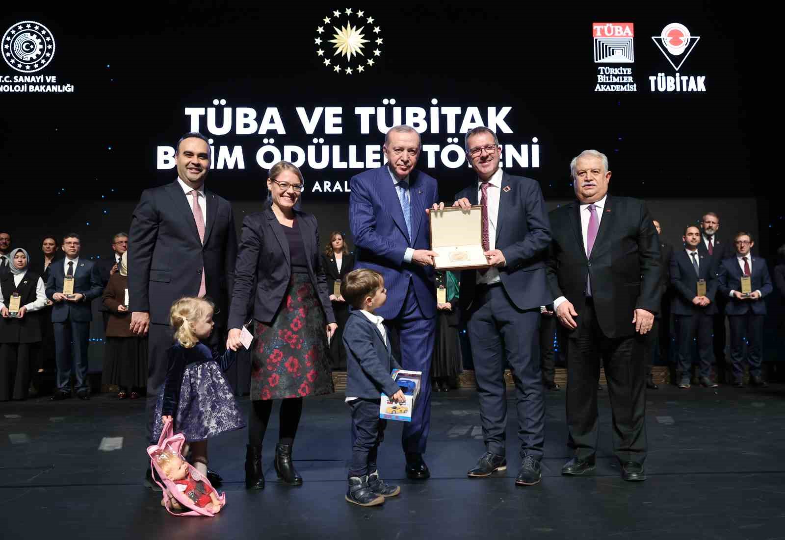 Cumhurbaşkanı Erdoğan: "Türkiye bölgesinin veri üssü konumuna gelecektir" 18 cumhurbaskani erdogan turkiye bolgesinin veri ussu konumuna gelecektir 14 UB2kzz5f