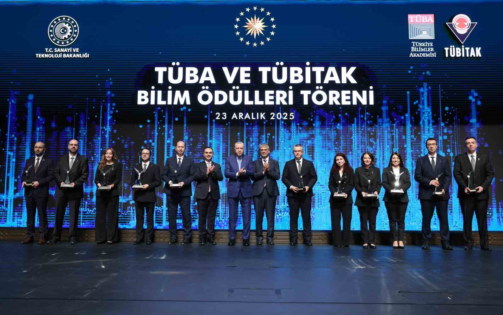 Cumhurbaşkanı Erdoğan: "Türkiye bölgesinin veri üssü konumuna gelecektir" 11 cumhurbaskani erdogan turkiye bolgesinin veri ussu konumuna gelecektir 7 kTlKCihd