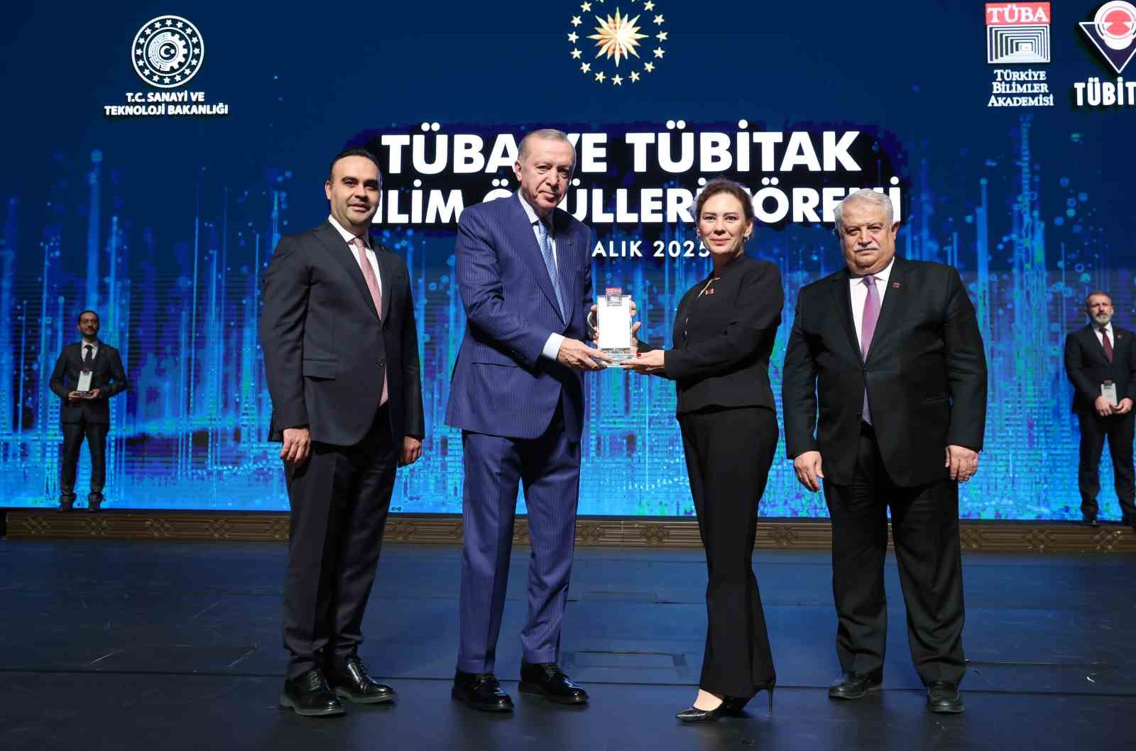 Cumhurbaşkanı Erdoğan: "Türkiye bölgesinin veri üssü konumuna gelecektir" 12 cumhurbaskani erdogan turkiye bolgesinin veri ussu konumuna gelecektir 8 7TaqbFKl