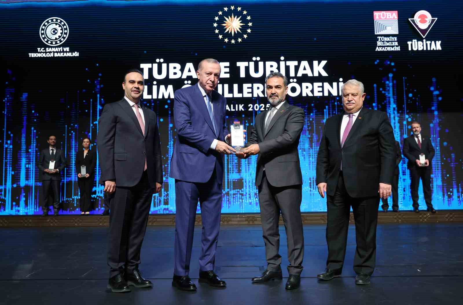 Cumhurbaşkanı Erdoğan: "Türkiye bölgesinin veri üssü konumuna gelecektir" 13 cumhurbaskani erdogan turkiye bolgesinin veri ussu konumuna gelecektir 9 qjhvMQFE