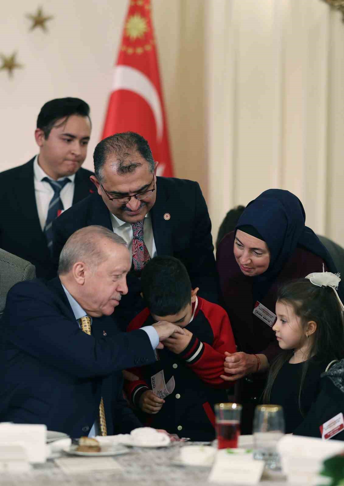 cumhurbaskani erdogan turkiye kendi guvenligi icin yalnizca sinirlari dahilinde degil sinirlarin otesinde de her yEaN79sE