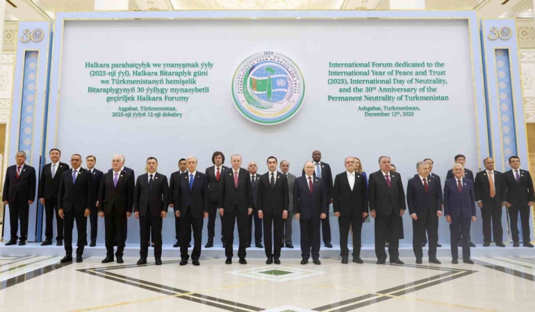 cumhurbaskani-erdogan-turkmenistanda-aile-fotografi-cekimine-katildi-cP65ZWYN.jpg