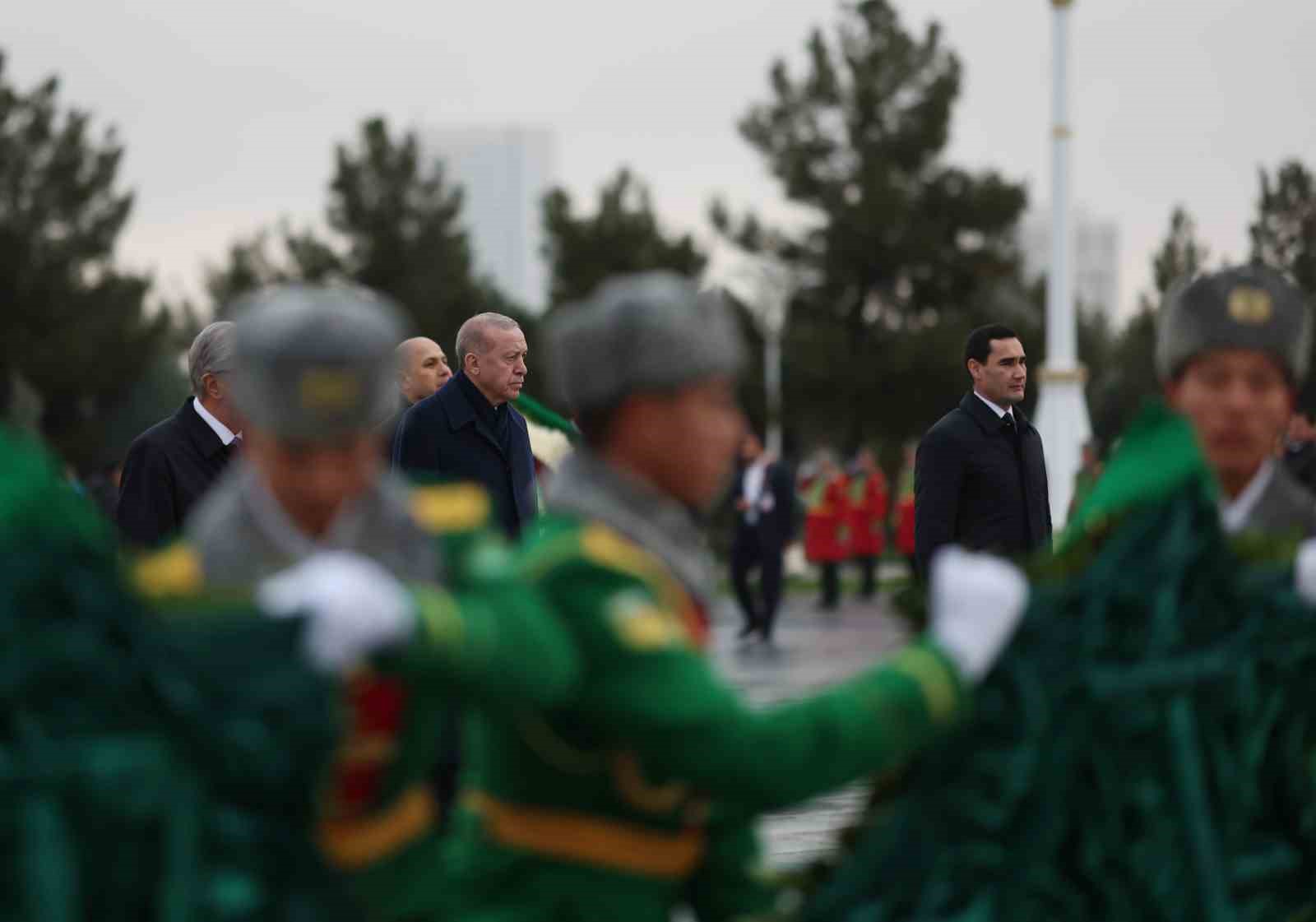cumhurbaskani erdogan turkmenistanda tarafsizlik anitina celenk koyma torenine katildi 1 fcczTS98