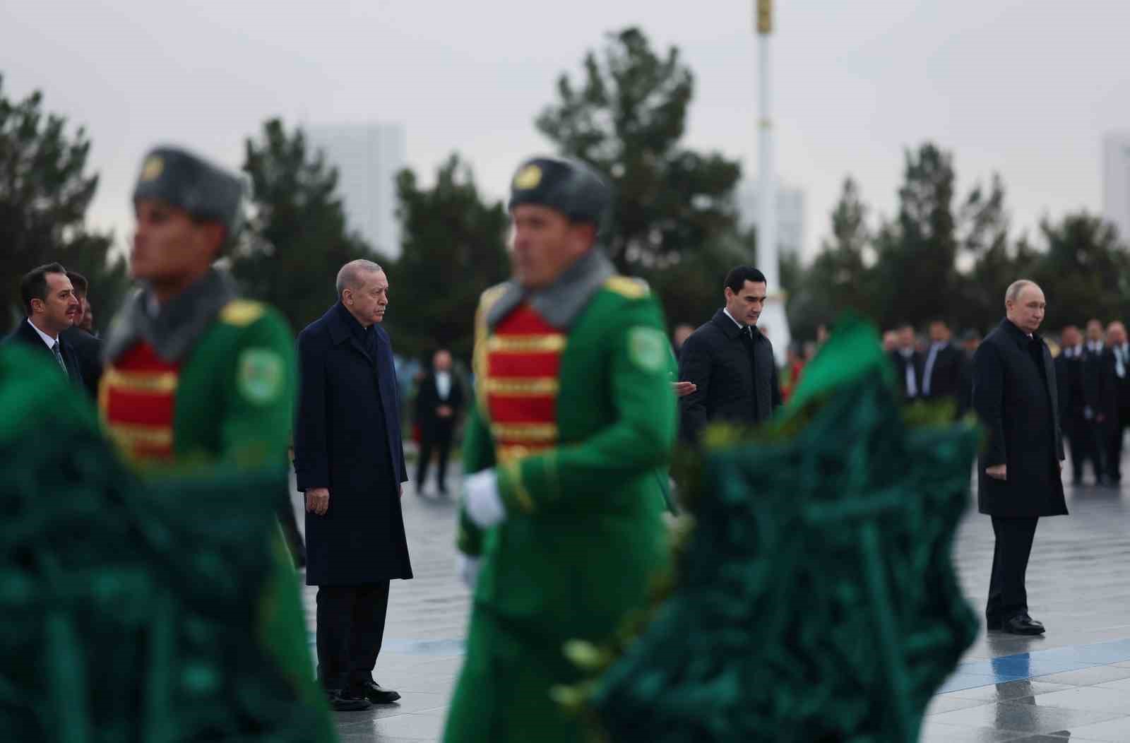 cumhurbaskani erdogan turkmenistanda tarafsizlik anitina celenk koyma torenine katildi 2 at5hTSRg