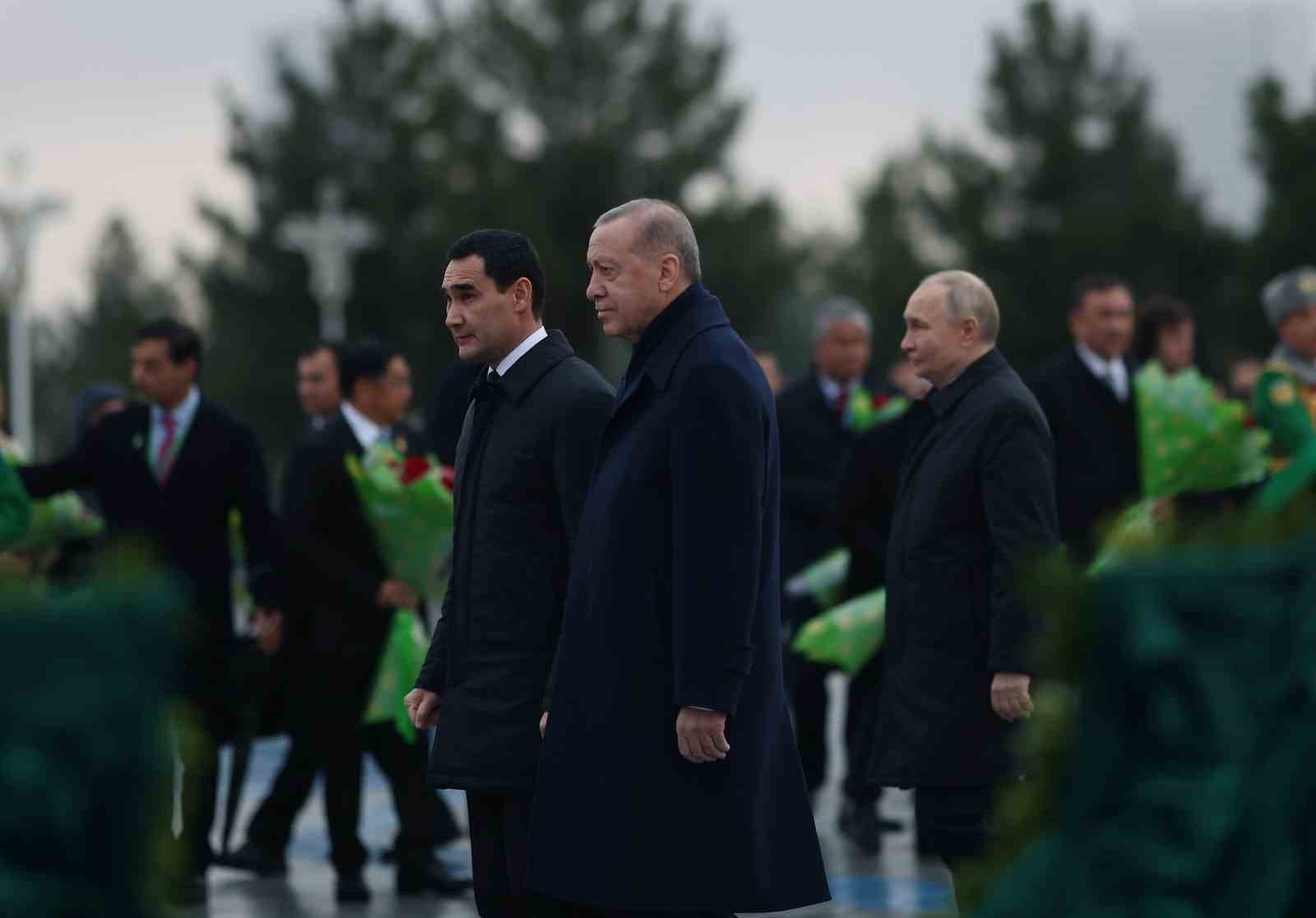 cumhurbaskani erdogan turkmenistanda tarafsizlik anitina celenk koyma torenine katildi 3 A945dRBF