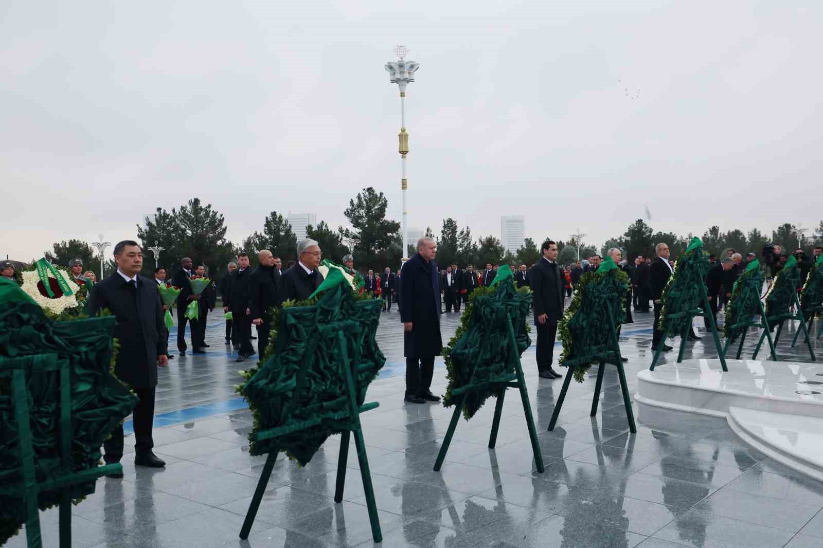 cumhurbaskani erdogan turkmenistanda tarafsizlik anitina celenk koyma torenine katildi 4 llhrY5sR