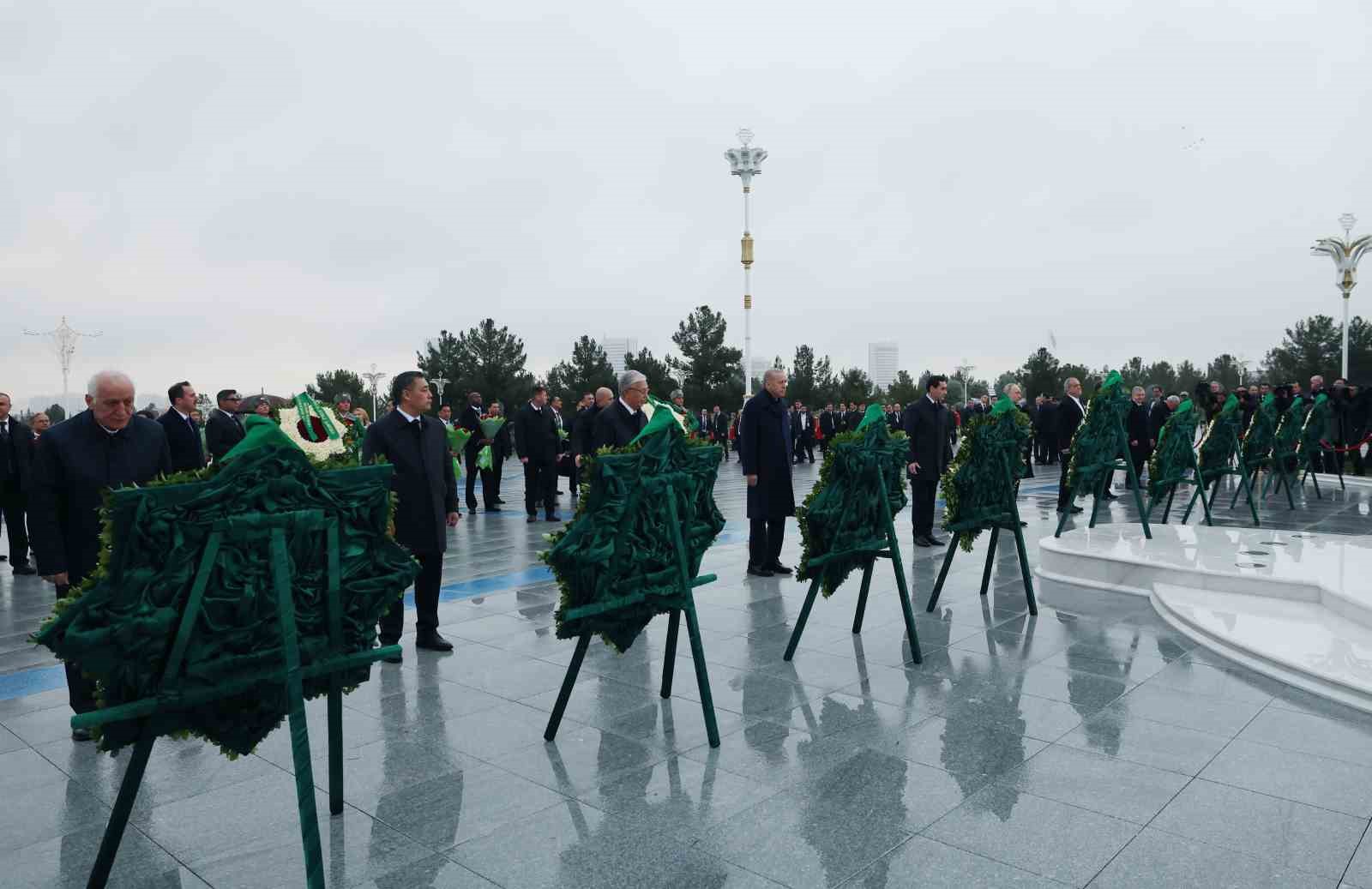 Cumhurbaşkanı Erdoğan, Türkmenistan’da Tarafsızlık Anıtı’na çelenk koyma törenine katıldı 9 cumhurbaskani erdogan turkmenistanda tarafsizlik anitina celenk koyma torenine katildi 5 DNgGbgLb