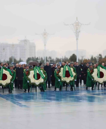cumhurbaskani-erdogan-turkmenistanda-tarafsizlik-anitina-celenk-koyma-torenine-katildi-9udlA98I.jpg