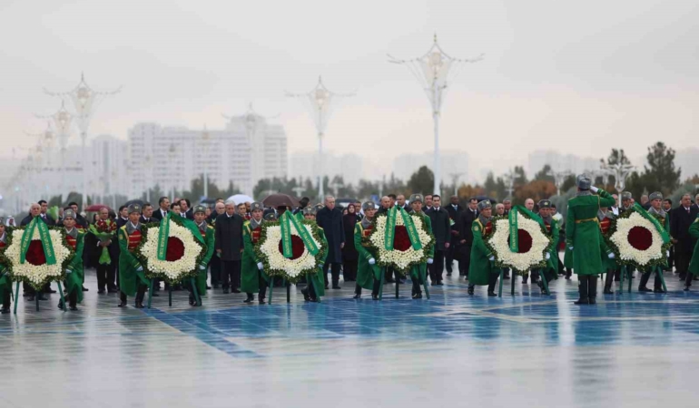 cumhurbaskani-erdogan-turkmenistanda-tarafsizlik-anitina-celenk-koyma-torenine-katildi-9udlA98I.jpg