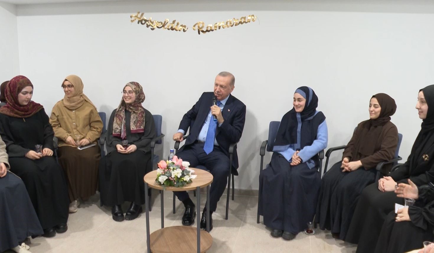 cumhurbaskani erdogan universite ogrencileri ile bir araya geldi 2 YKuqtjKC