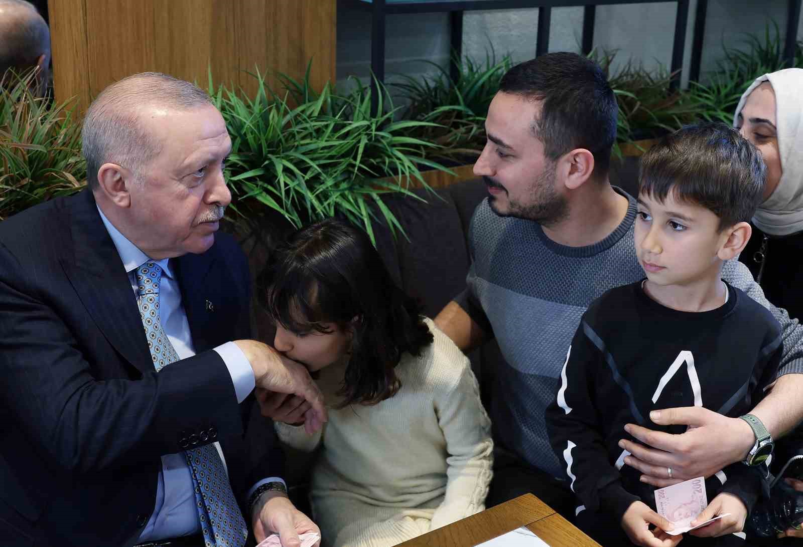 cumhurbaskani erdogan vatandaslarla kafede sohbet etti 2 sBZpiNH3