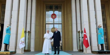 cumhurbaskani-erdogan-vatikan-devlet-baskani-papa-14-leoyu-resmi-torenle-karsiladi-6aPHvk9t.jpg