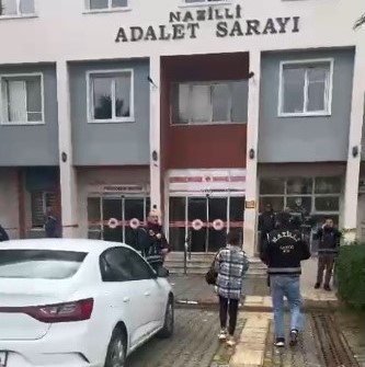 Cumhurbaşkanı Erdoğan ve Başkan Çerçioğlu’na hakaret içeren pankart olayında 4 kişi gözaltına alındı 6 cumhurbaskani erdogan ve baskan cerciogluna hakaret iceren pankart olayinda 4 kisi gozaltina alindi 2 dtWJAB8K