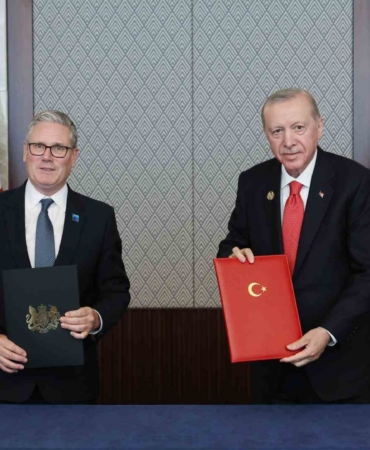 cumhurbaskani-erdogan-ve-ingiltere-basbakani-starmer-arasindaki-gorusmede-turkiye-ile-birlesik-krallik-arasinda-guvenlik-cjevwz7I.jpg