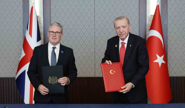 cumhurbaskani-erdogan-ve-ingiltere-basbakani-starmer-arasindaki-gorusmede-turkiye-ile-birlesik-krallik-arasinda-guvenlik-cjevwz7I.jpg