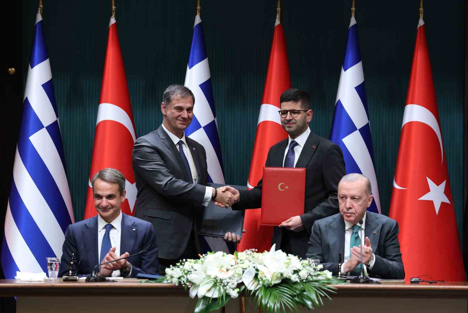 Cumhurbaşkanı Erdoğan: "(Yunanistan) Mevcut meseleler çetrefil olmakla birlikte uluslararası hukuk temelinde çözümsüzde değildir" 10 cumhurbaskani erdogan yunanistan mevcut meseleler cetrefil olmakla birlikte uluslararasi hukuk temelinde cozumsuzde degildir 6 BOZDIi9j