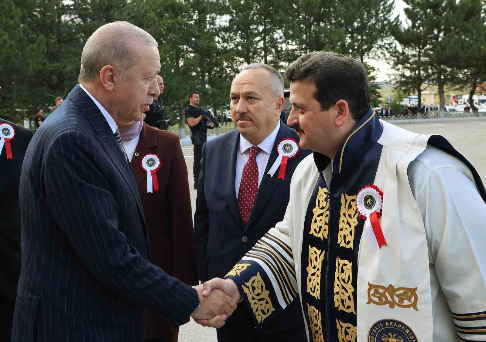 cumhurbaskani erdogan zor hassas ve mesuliyeti fevkalade yuksek bir gorevi icra eden emniyet teskilatimizin AN5L8V4n