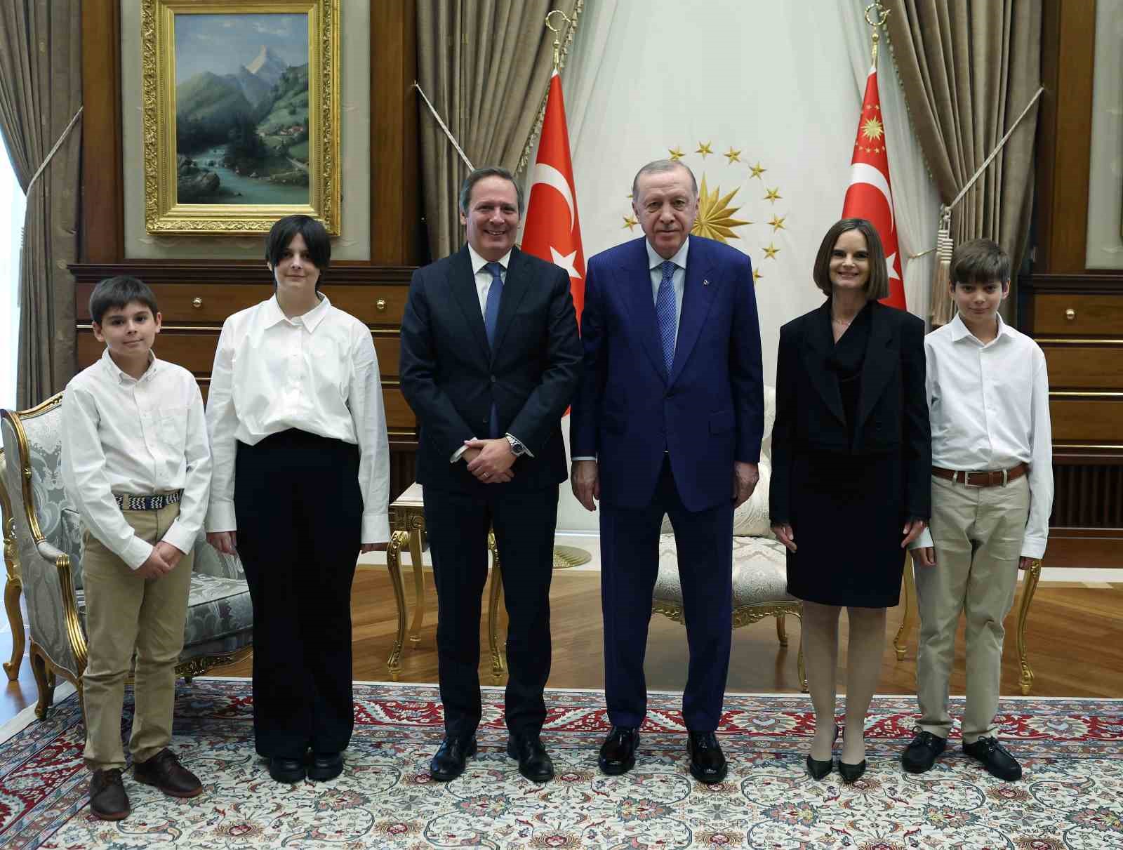 Cumhurbaşkanı Erdoğan’a 3 ülkenin büyükelçisinden güven mektubu 13 cumhurbaskani erdogana 3 ulkenin buyukelcisinden guven mektubu 9 A6eKWBms