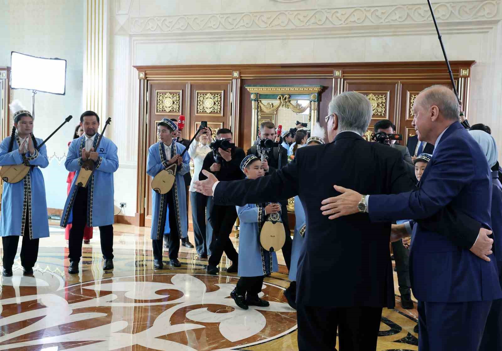 cumhurbaskani erdogana kazakistanda dombra surprizi 1 6Tj5NZmR