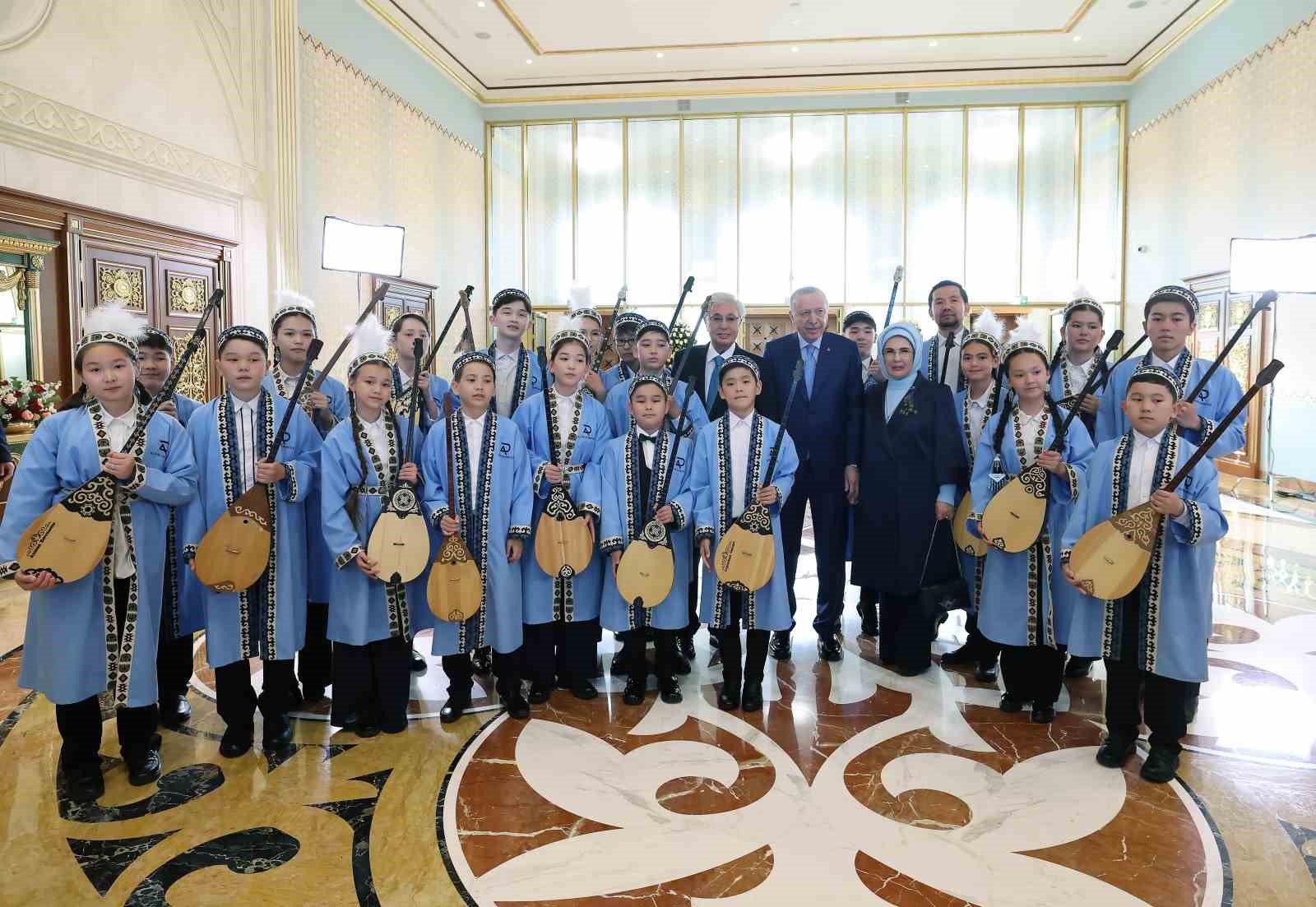 cumhurbaskani erdogana kazakistanda dombra surprizi 2 YlHpKWWu