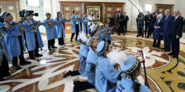 cumhurbaskani-erdogana-kazakistanda-dombra-surprizi-CHyfyM9I.jpg