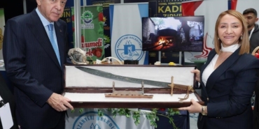 cumhurbaskani-erdogana-kilic-hediye-etti-1neSmvTH.jpg