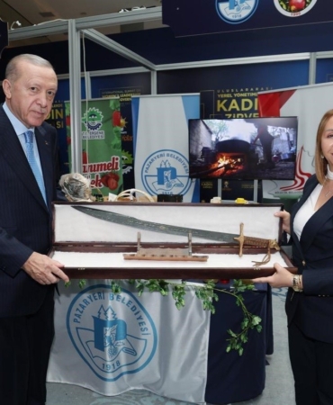 cumhurbaskani-erdogana-kilic-hediye-etti-1neSmvTH.jpg