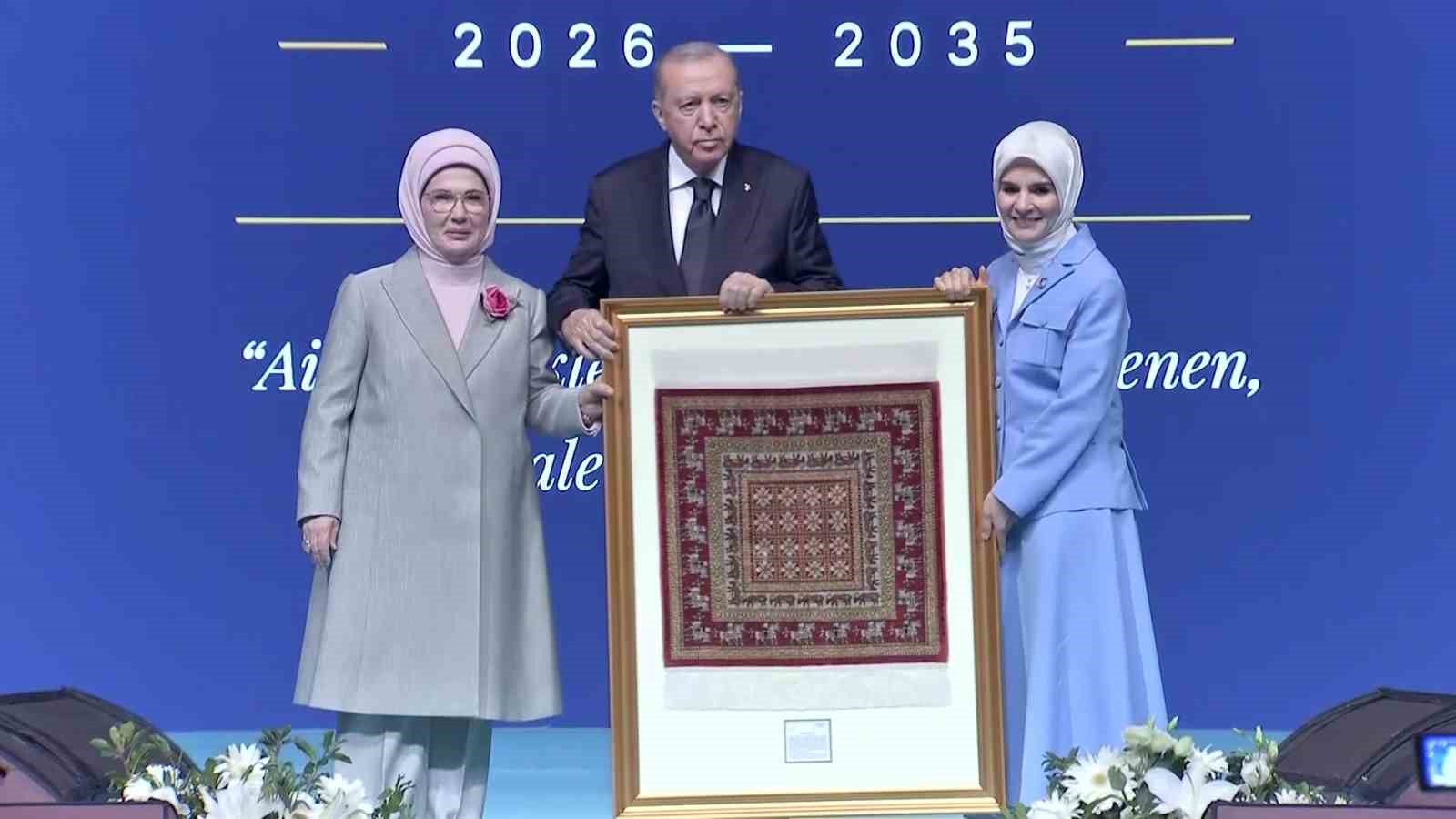 Cumhurbaşkanı Erdoğan’a takdim edilen ’Pazırık halısı’ 360 bin ilmekle işlendi 4 cumhurbaskani erdogana takdim edilen pazirik halisi 360 bin ilmekle islendi 0 9avjDHAv
