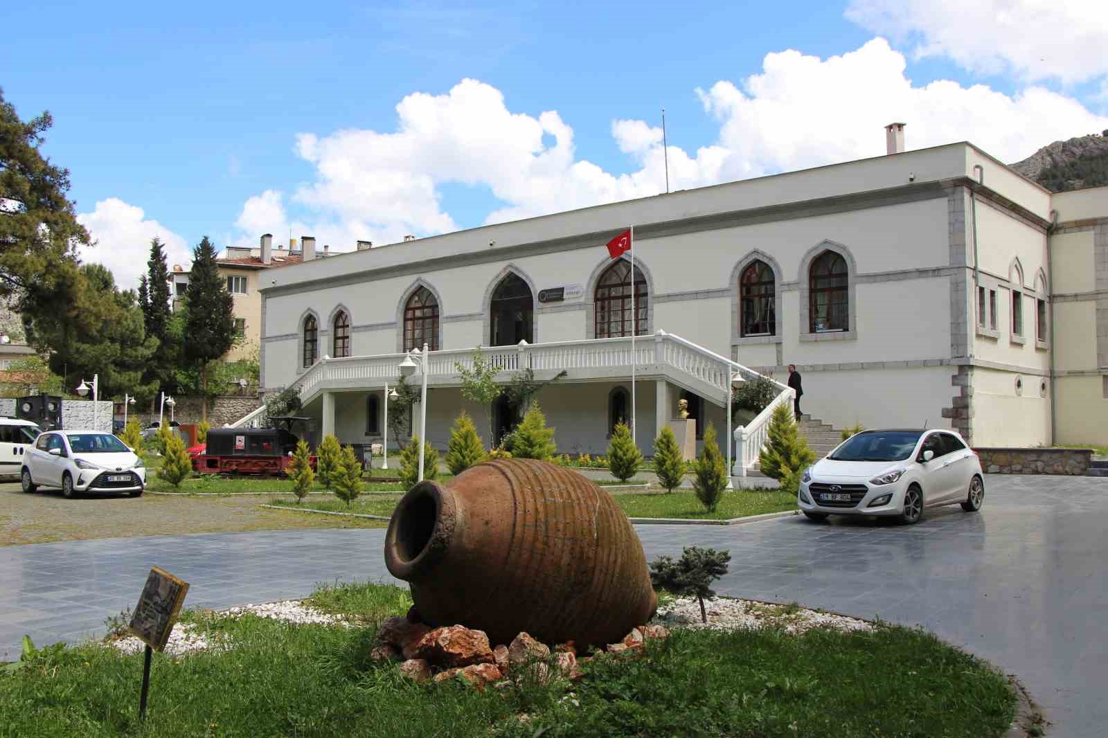 Cumhurbaşkanı Erdoğan’a takdim edilen ’Pazırık halısı’ 360 bin ilmekle işlendi 14 cumhurbaskani erdogana takdim edilen pazirik halisi 360 bin ilmekle islendi 10 YjkEAnXI
