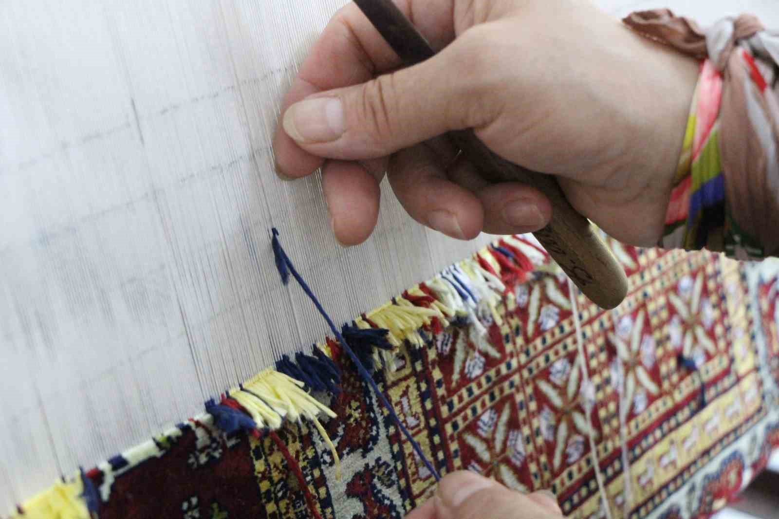 Cumhurbaşkanı Erdoğan’a takdim edilen ’Pazırık halısı’ 360 bin ilmekle işlendi 6 cumhurbaskani erdogana takdim edilen pazirik halisi 360 bin ilmekle islendi 2 ID67TeUk