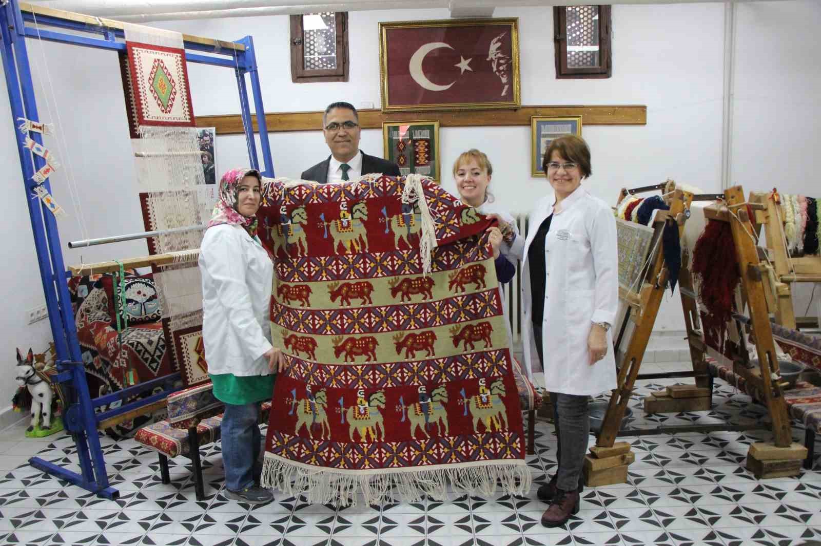 Cumhurbaşkanı Erdoğan’a takdim edilen ’Pazırık halısı’ 360 bin ilmekle işlendi 12 cumhurbaskani erdogana takdim edilen pazirik halisi 360 bin ilmekle islendi 8 FIlr5rcB