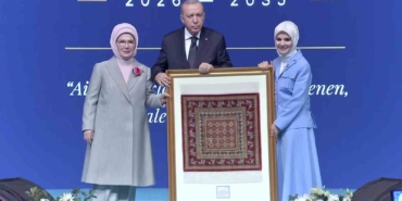 cumhurbaskani-erdogana-takdim-edilen-pazirik-halisi-360-bin-ilmekle-islendi-M67b5KzT.jpg