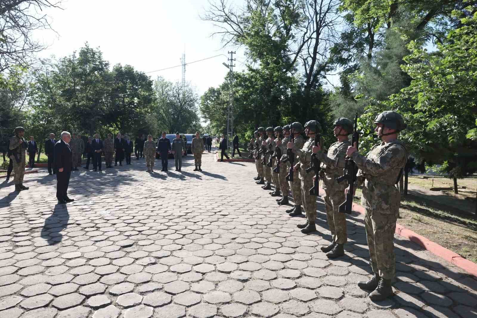 cumhurbaskani erdogandan edirne sinir hattindaki mehmetcige bayram mesaji 1 Lsz2kwMm