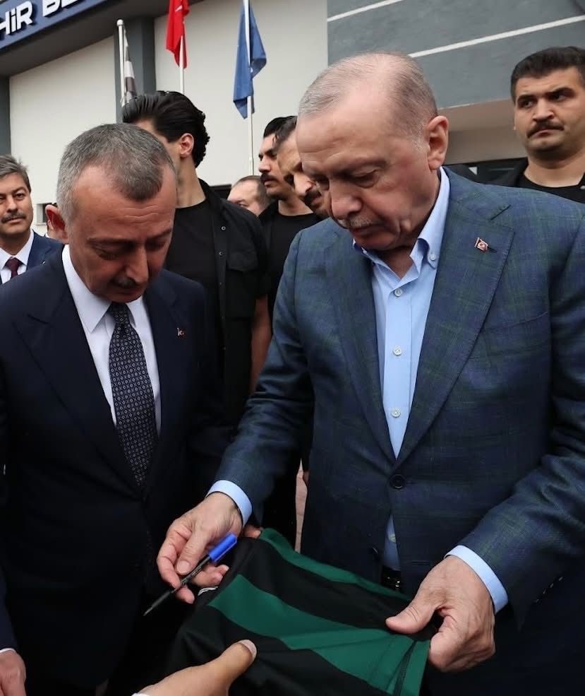 cumhurbaskani erdogandan kocaelispor muzesine imzali forma 0