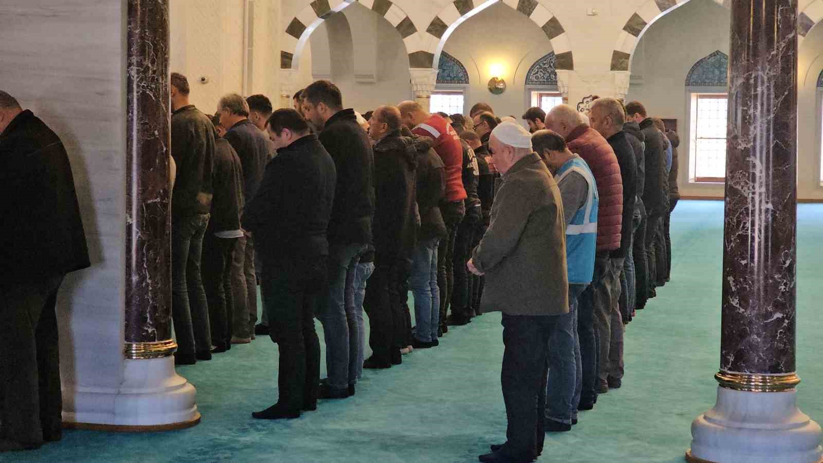 cumhurbaskani erdoganin actigi uzun mehmet camiinde ramazan ayinin ilk cuma namazi kilindi 1 mVRA5O1h