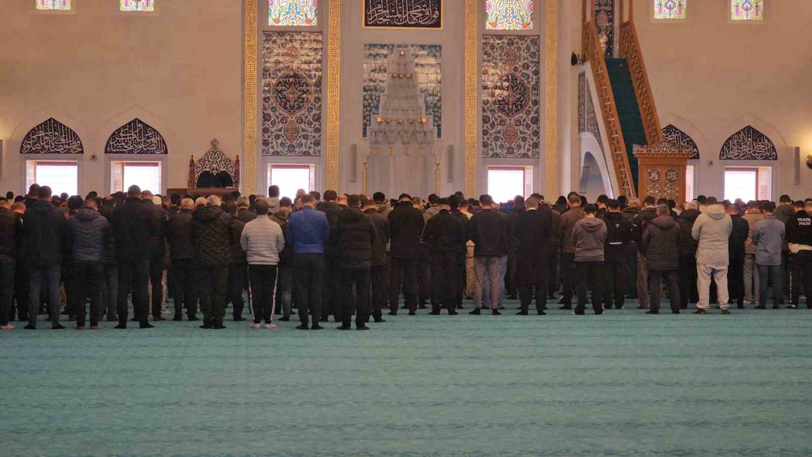 cumhurbaskani erdoganin actigi uzun mehmet camiinde ramazan ayinin ilk cuma namazi kilindi 2