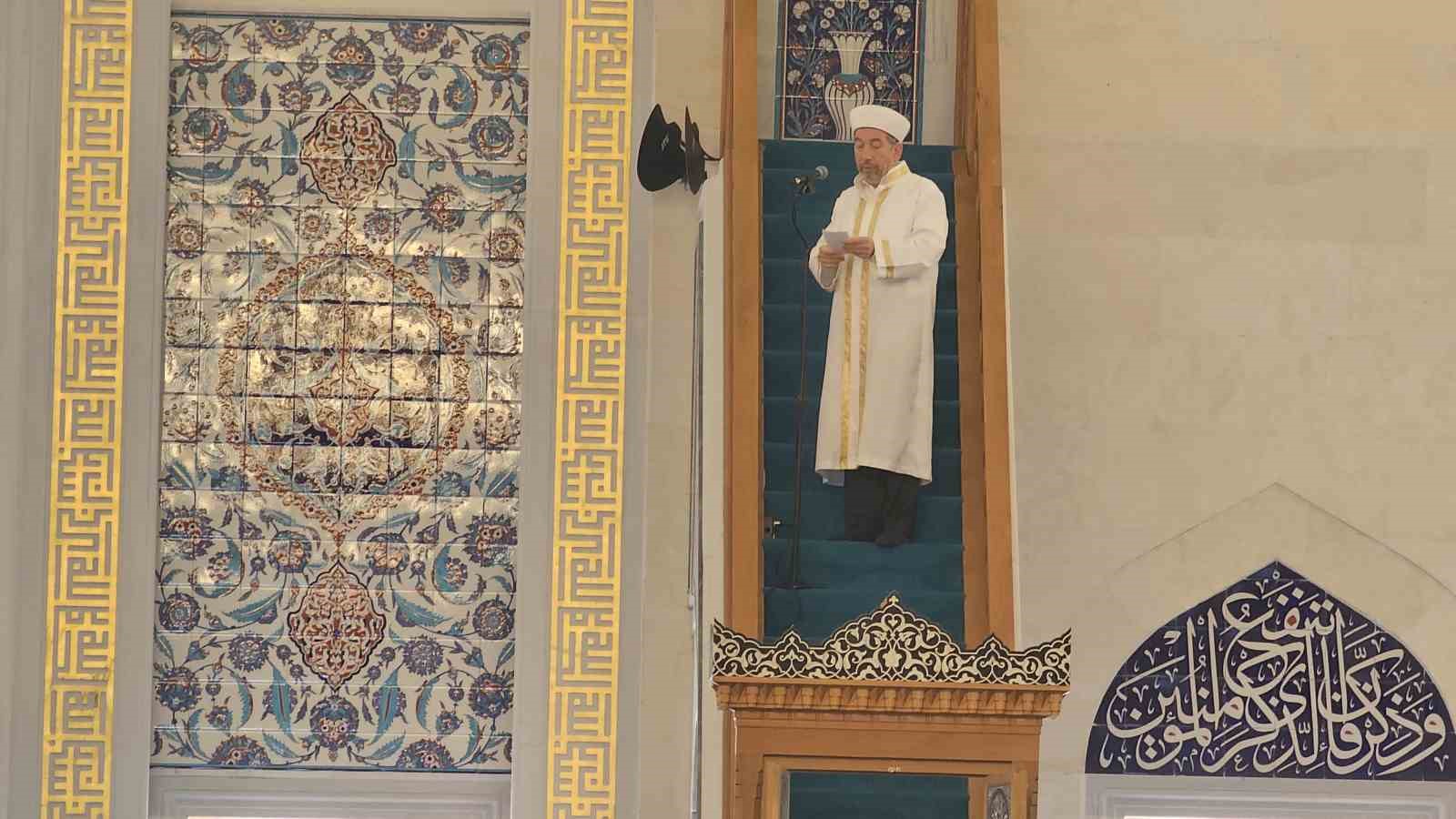 cumhurbaskani erdoganin actigi uzun mehmet camiinde ramazan ayinin ilk cuma namazi kilindi 3 5YpSrqU9