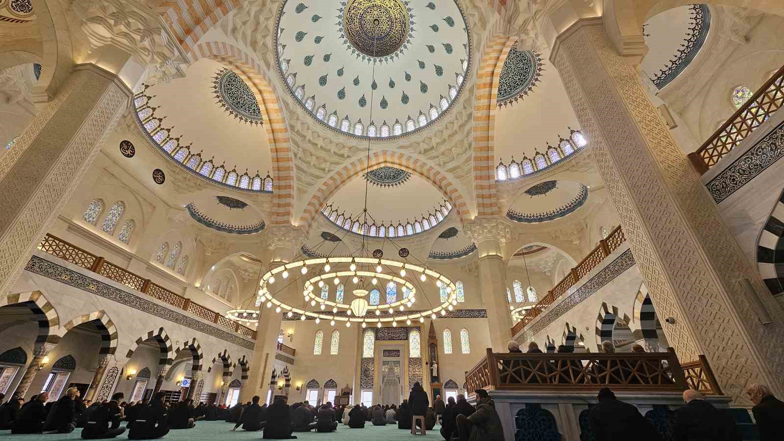 cumhurbaskani erdoganin actigi uzun mehmet camiinde ramazan ayinin ilk cuma namazi kilindi 4 64HIZp1b